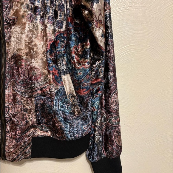 Luxurious Black and Brown Bomber Jacket with Ribbed Details - Picture 7 of 8